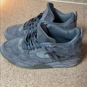 Look-alike Kaws 4’s perfect condition